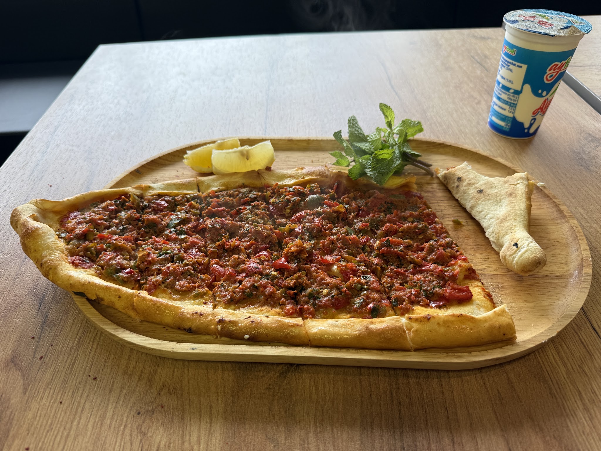 Frisch gebackene Pide mit Ayran bei Urfamcun