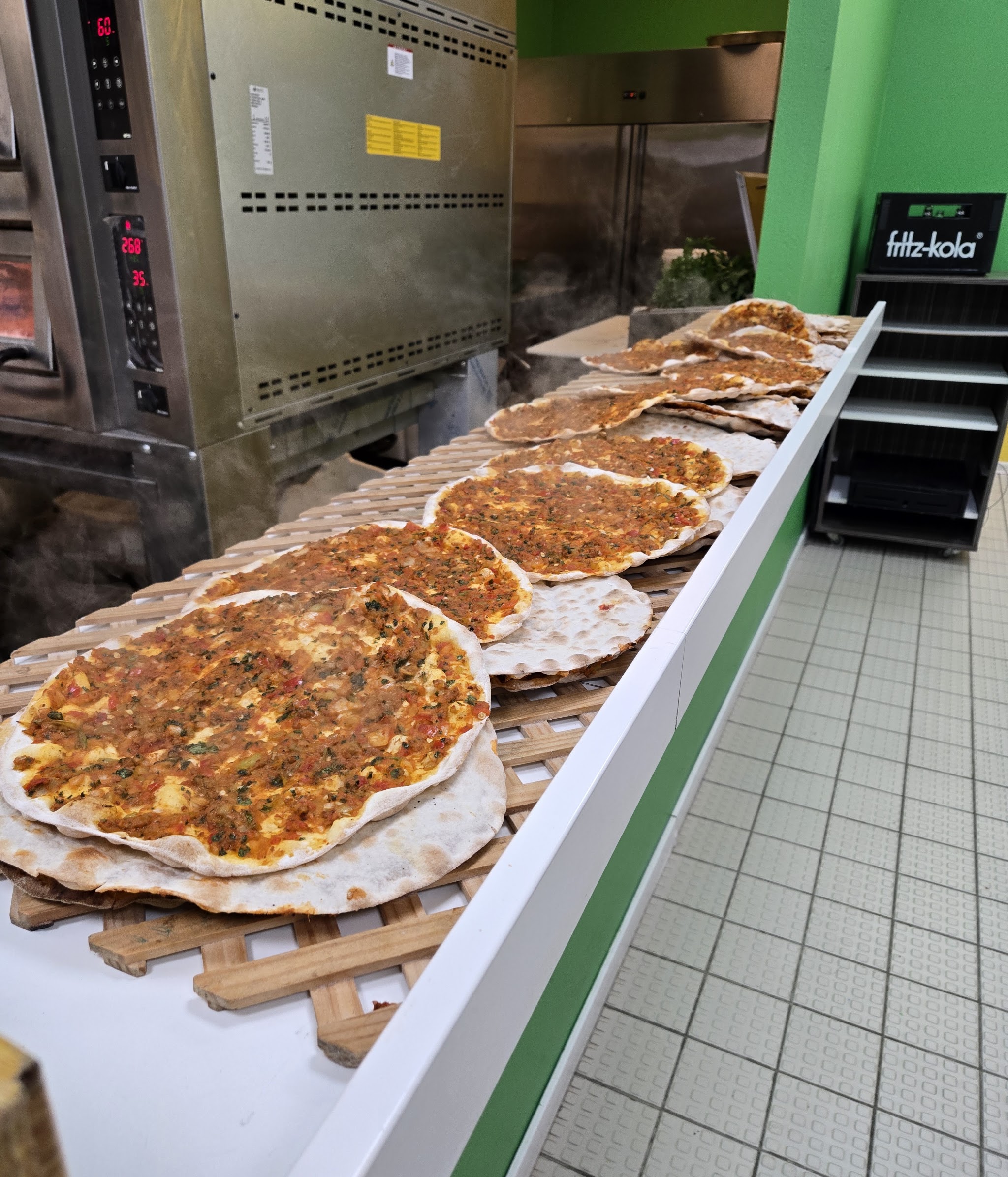 Frisch gebackene Lahmacun direkt aus dem Ofen bei Urfamcun