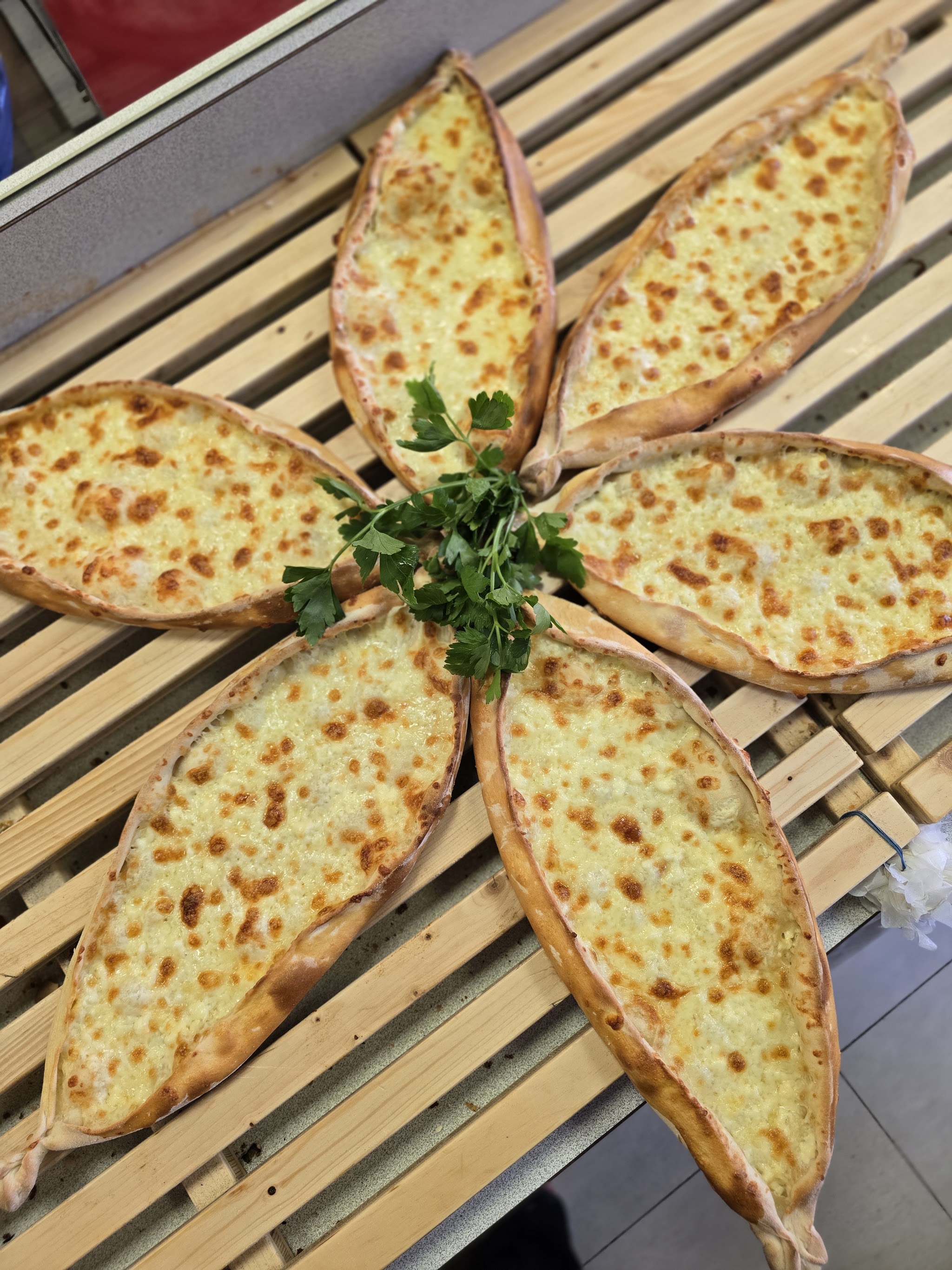 Frisch gebackene Käse-Pide